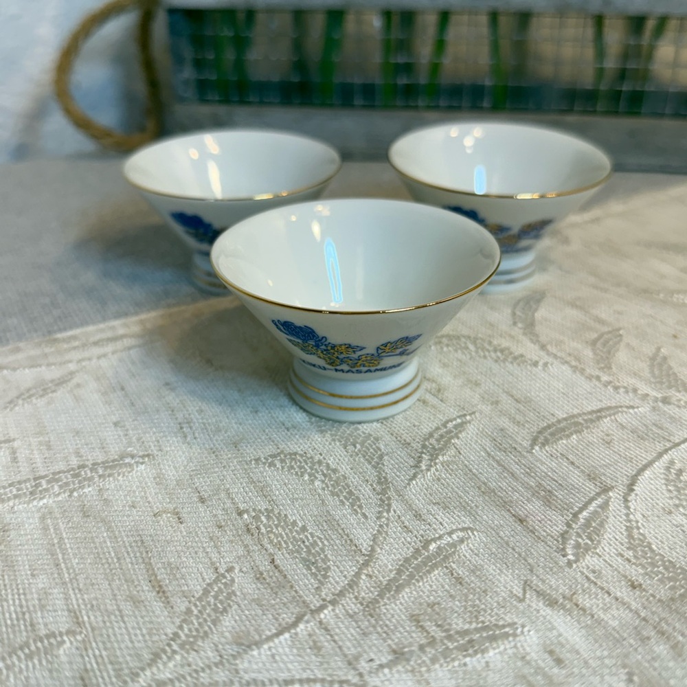 3 Vintage Kiku-Masamune Japanese Sake Cups - Blue Chrysanthemum & Gold‎ Trim - Picture 6 of 9